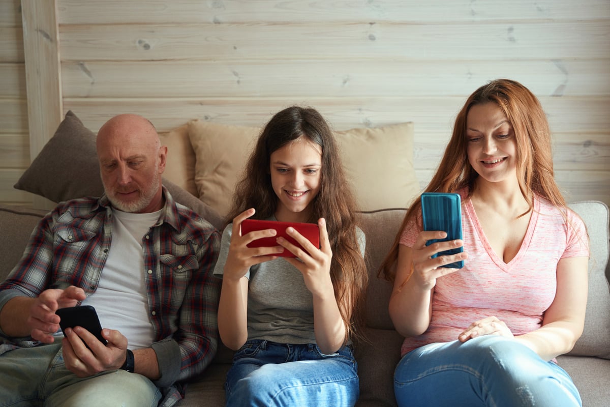 famille avec smartphones