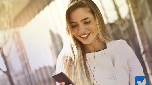 Femme qui regarde un téléphone