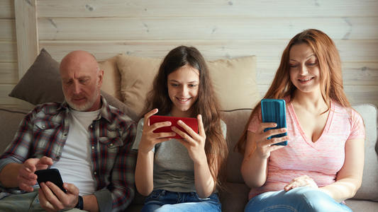 famille avec smartphones