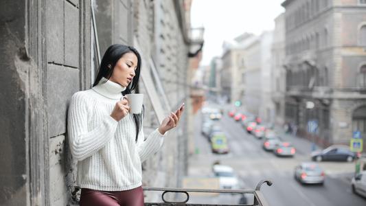 Jeune femme consultants son smartphone