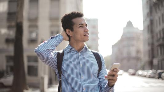 Jeune homme avec un smartphone